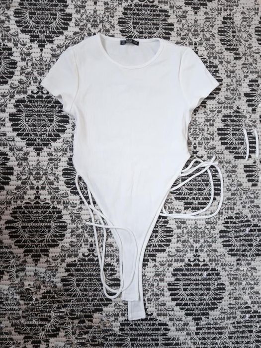 Top tricou body alb cu snur in talie - nou