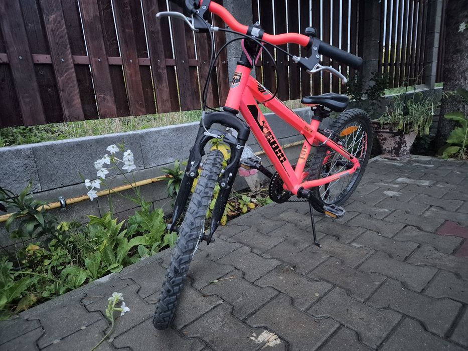 Bicicleta roz pentru fetite