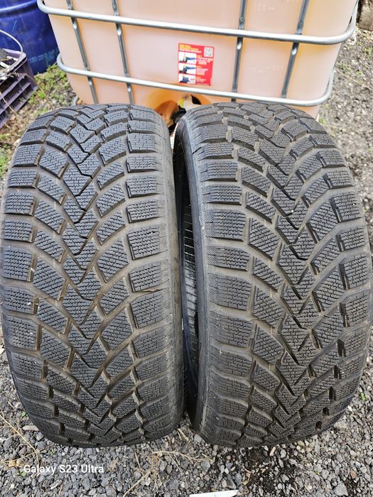 Vând 2 Anvelope Iarna 225/45/18