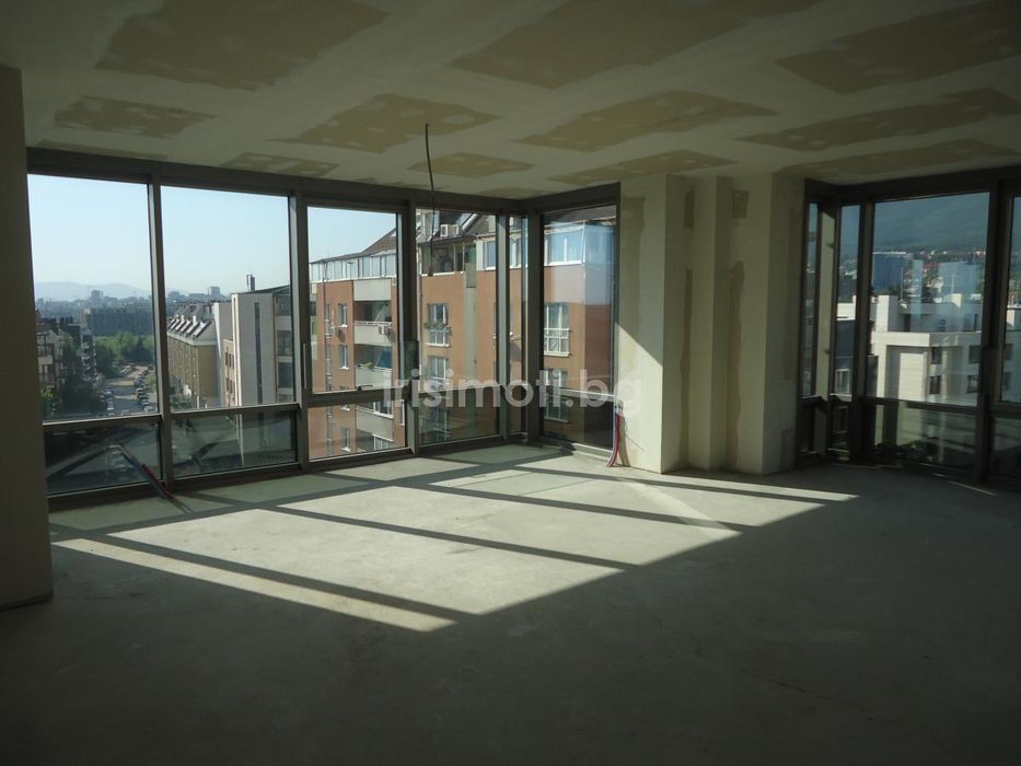 Продава многостаен, €525000, 191кв.м. в бул. България