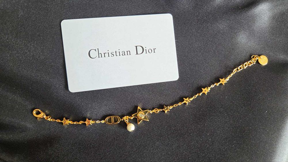 Dior Красива гривна която привлича погледите .