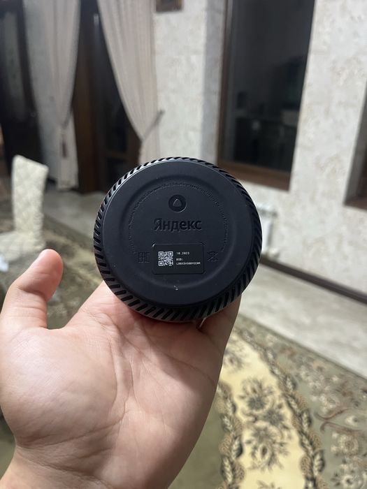 Yandex Alisa Lite qizil rangida