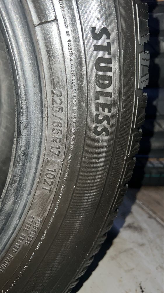 Продается комплект зимних шин Nitto SN2 225/65/17