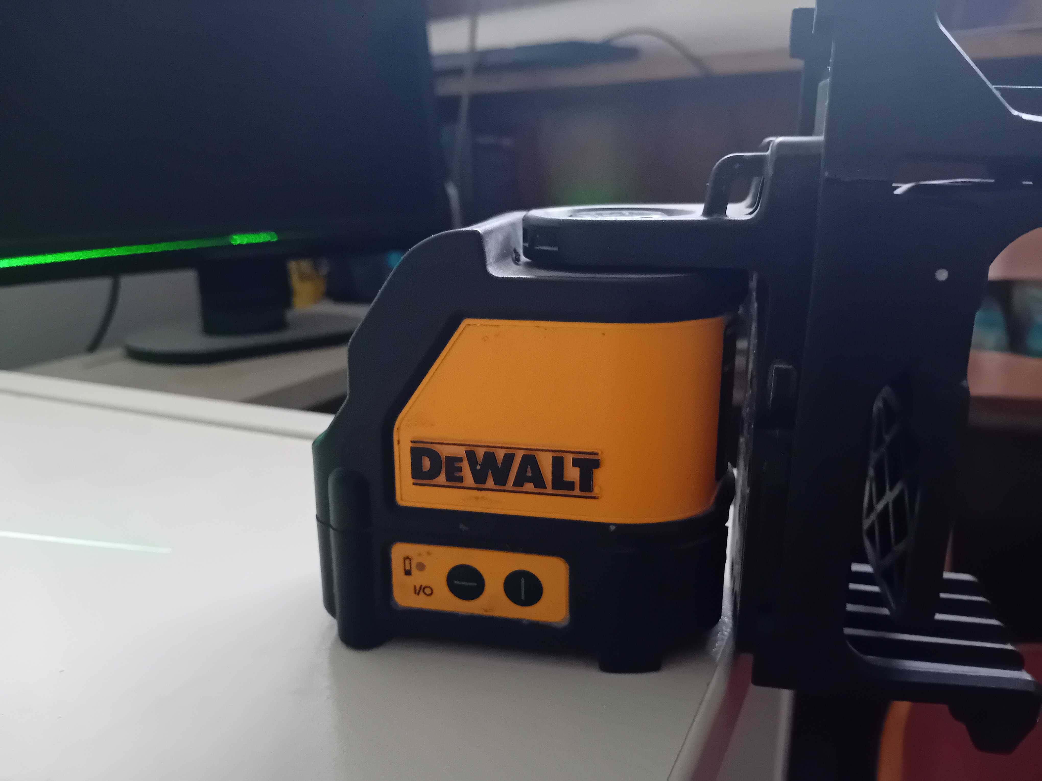 Лазерен нивелир Dewalt DW088CG 20 м.  210лв.
