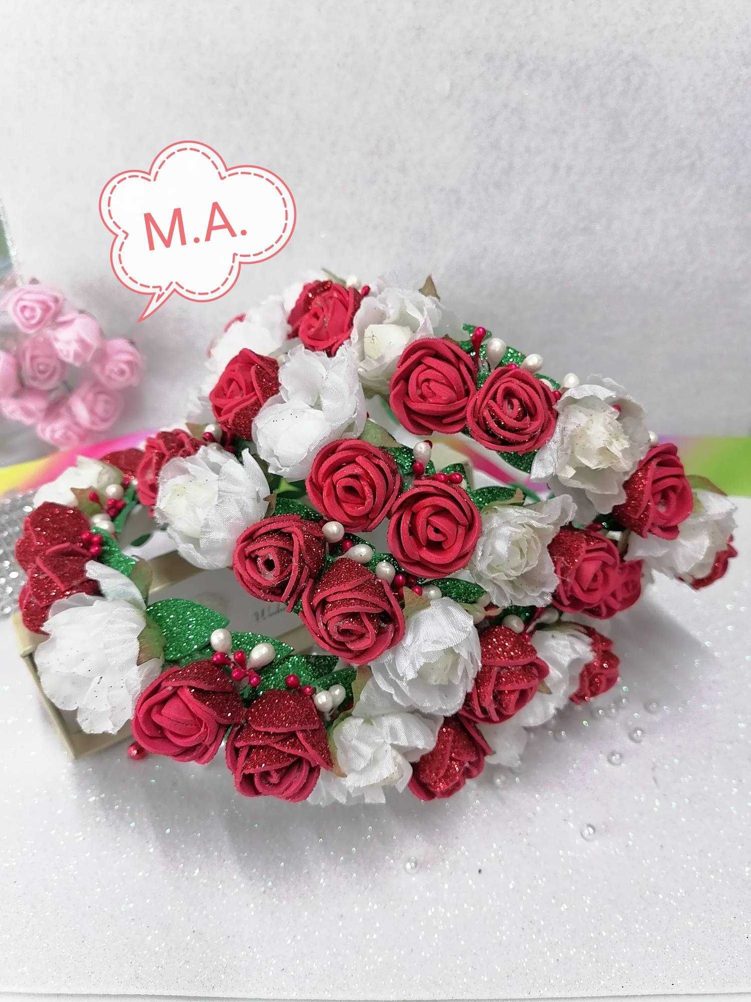 Красива диадема с рози в бяло и червено!