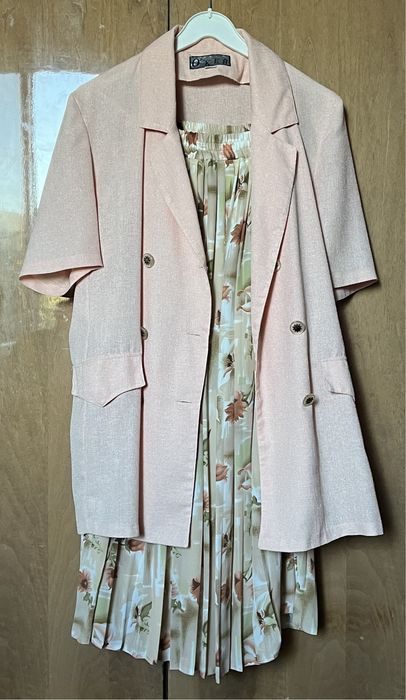 Дамски костюм с плисирана пола и сако