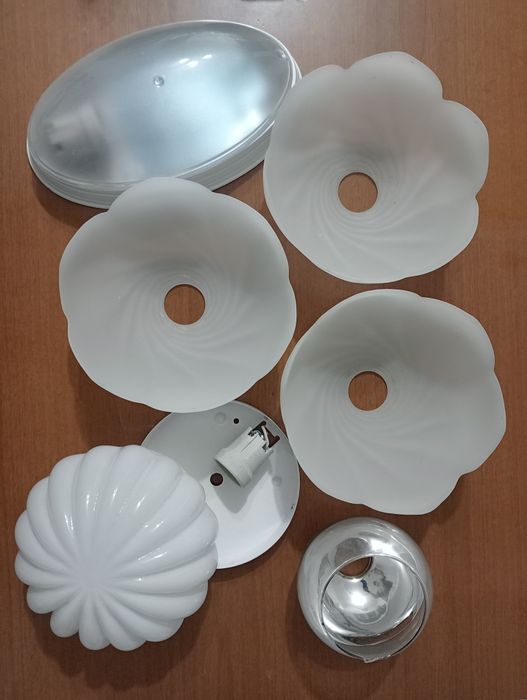 Продам светильники и плафоны.