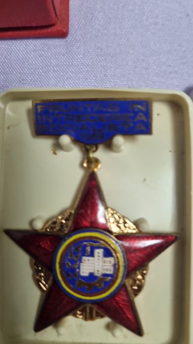 Vând insigne vechi