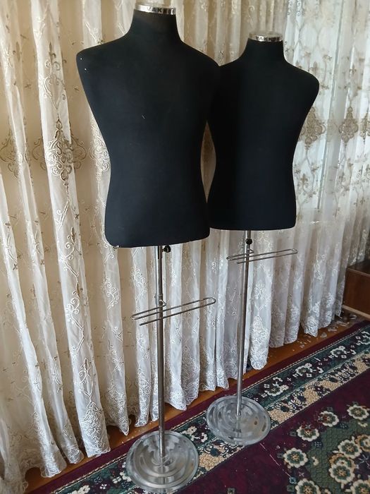 Qora maniken kiyimlar uchun