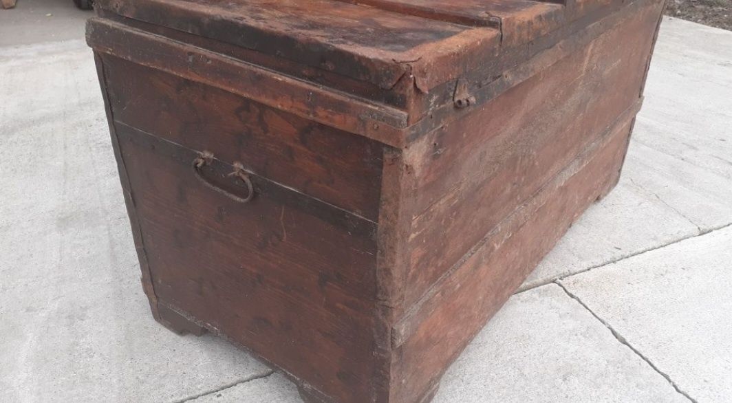 Ladă de Zestre Romanească veche de aprox 100 de ani.
