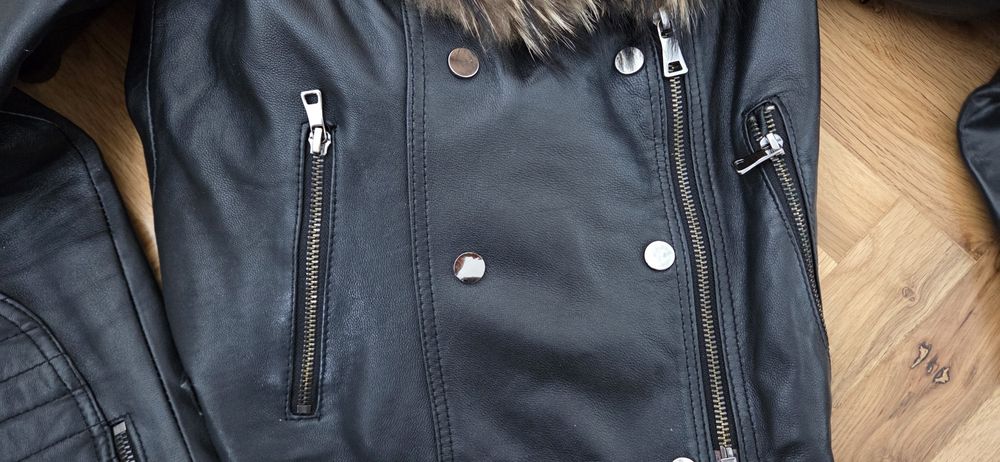 Черно кожено яке с естествен пух от лисица.