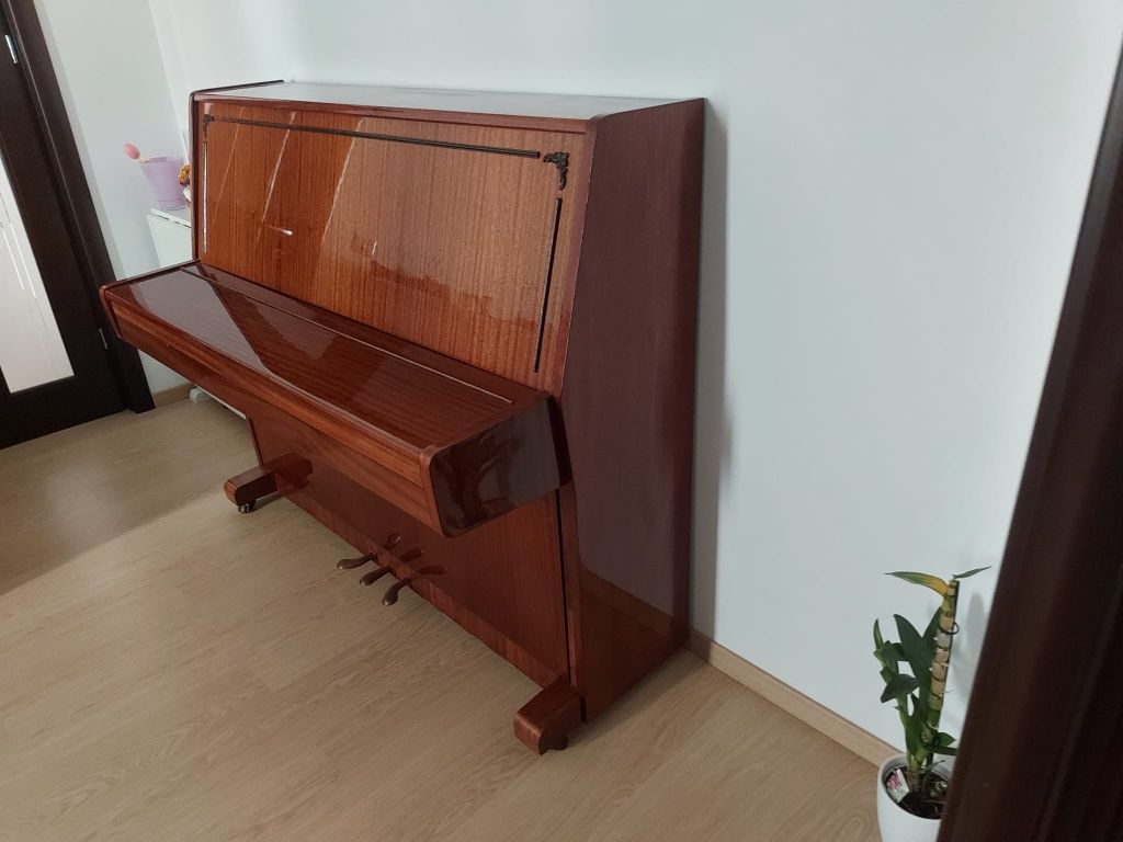Vand pianina, culoare maro-lucios!