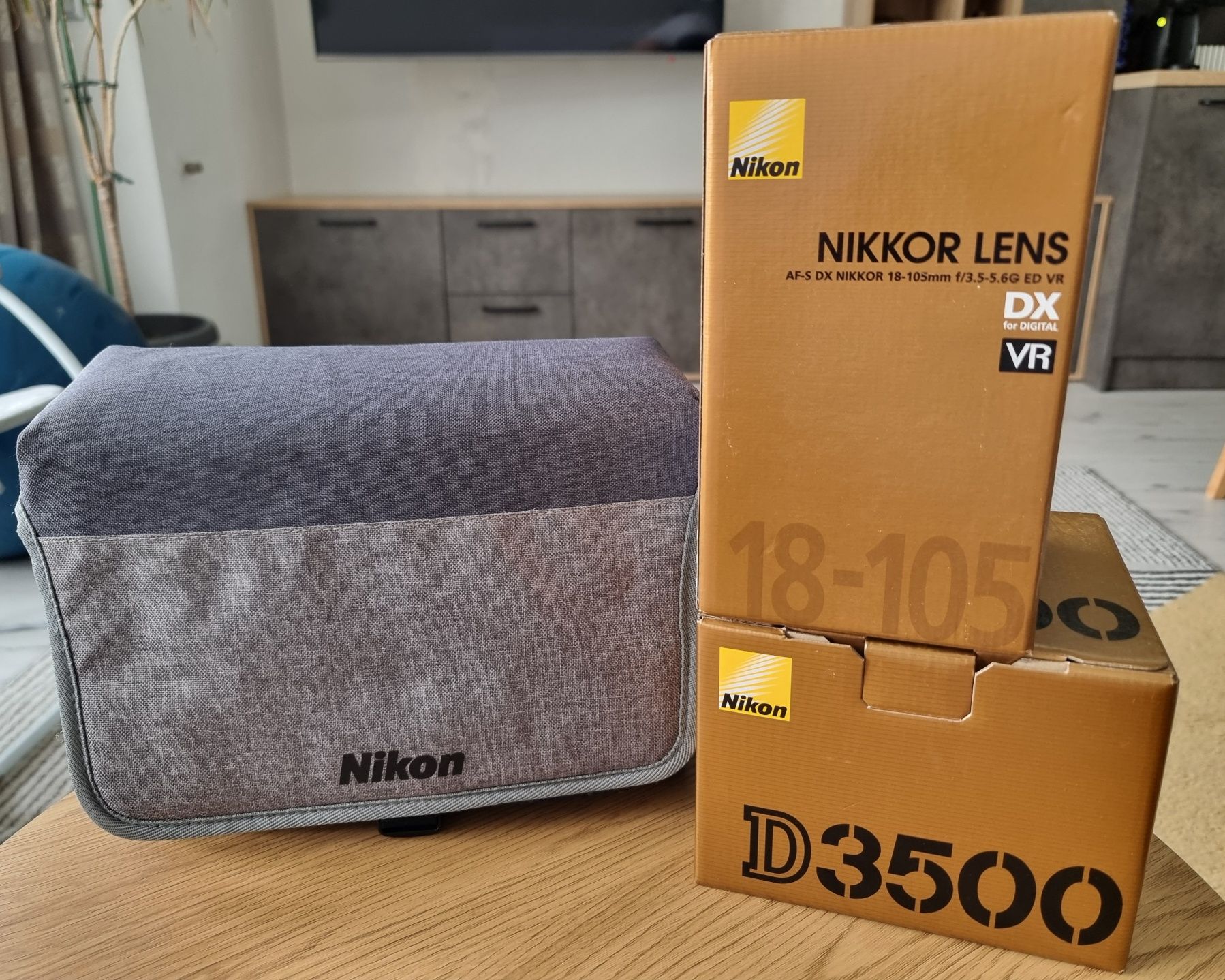 Фотоапарат Nikon D3500 с обектив Nikkor 18-105 VR плюс аксесоари