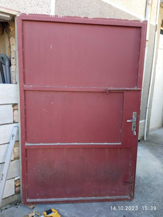 Желязна гаражна врата