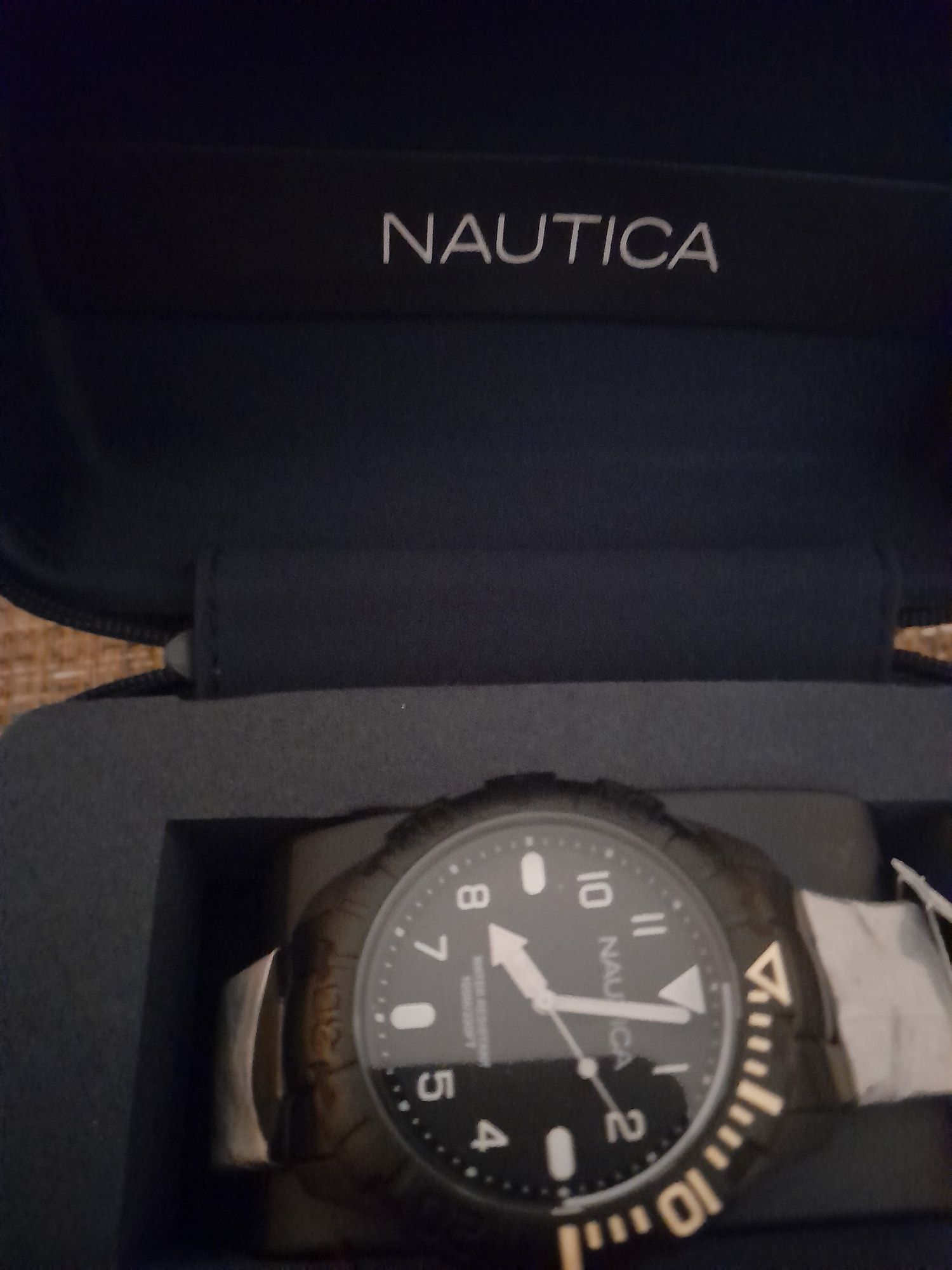 Продавам мъжки часовник Nautica