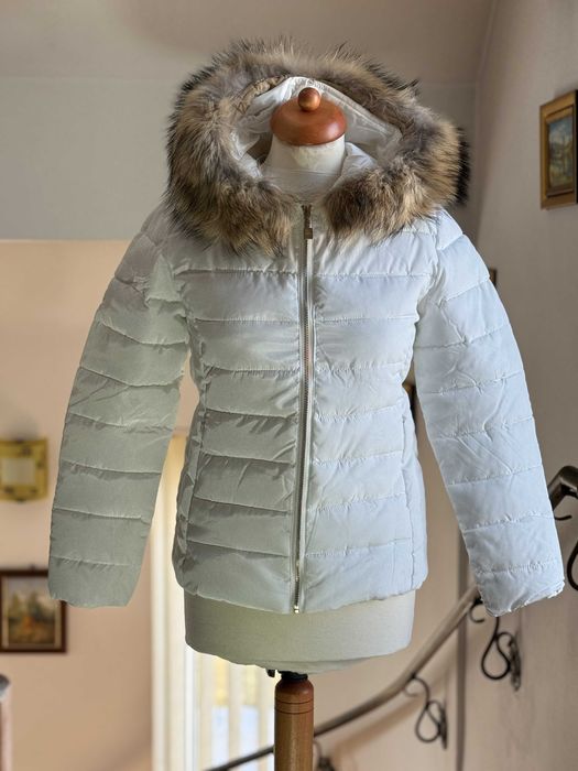 Geacă alba puf damă cu glugă din blană naturală de raton