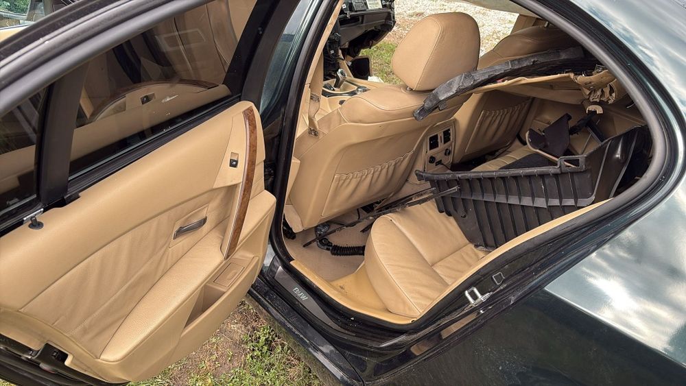 Vand  sau dezmembrez bmw e60 523i