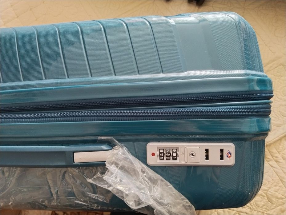 Большой чемодан для путешествий.