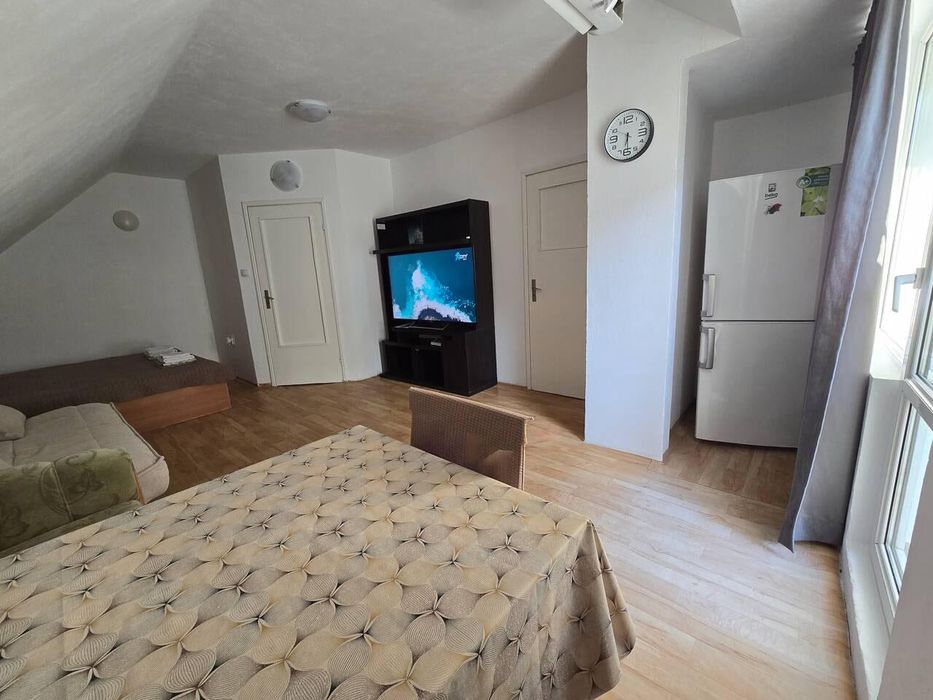 Дава се под наем Двустаен апартамент в Бургас, Лазур - 63 кв.м за 561 € - Снимка #1