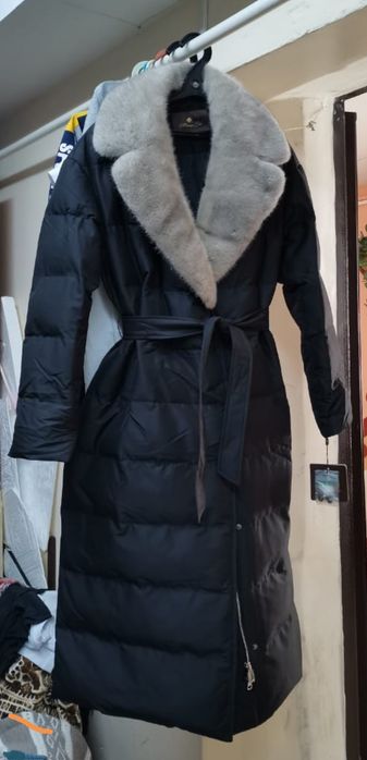 Элегантное чёрное пальто с норкой