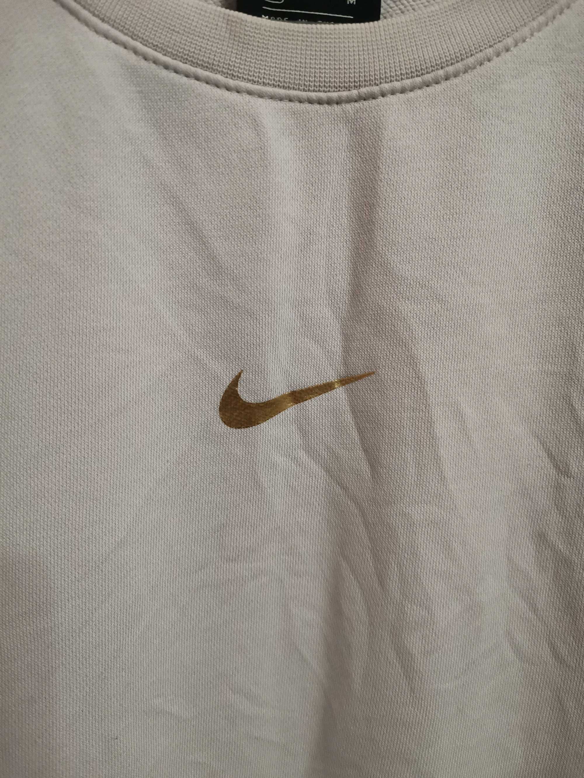 Nike NSW Essentials Collection Fleece.