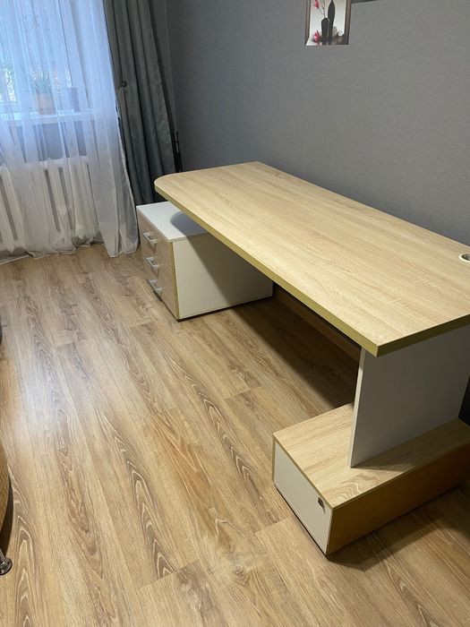 Стол для работы, учебы и творчества