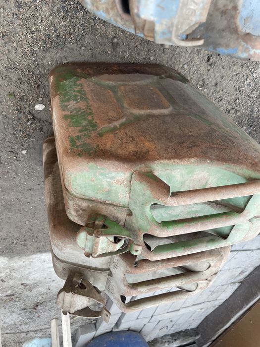 Продам металлическую канистру 20 литров.