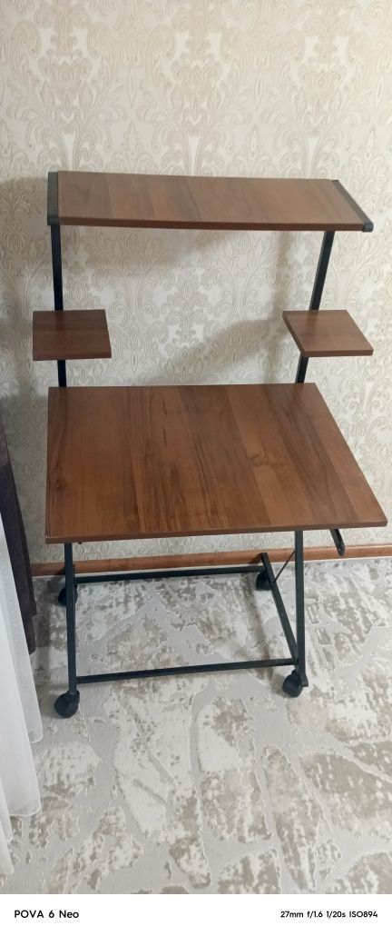 Продам компьютерный столик, можно использовать как парту для занятий