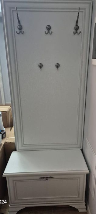 Продает компактная прихожая