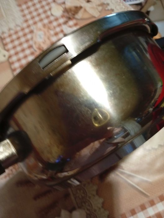 Продавам  комплект две тенжери 6/3 литра