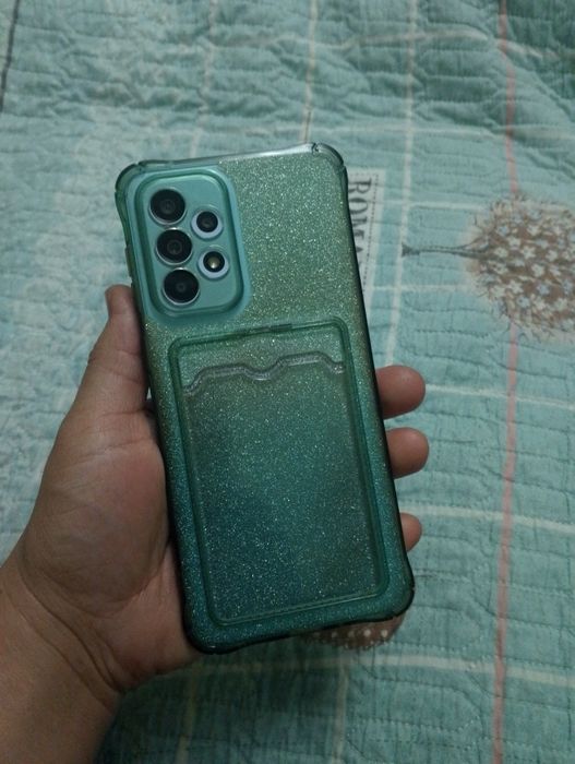 Samsung A33. Samsung 
128 gb xolati  yaxshi    qiz bola ishlatgan vaps