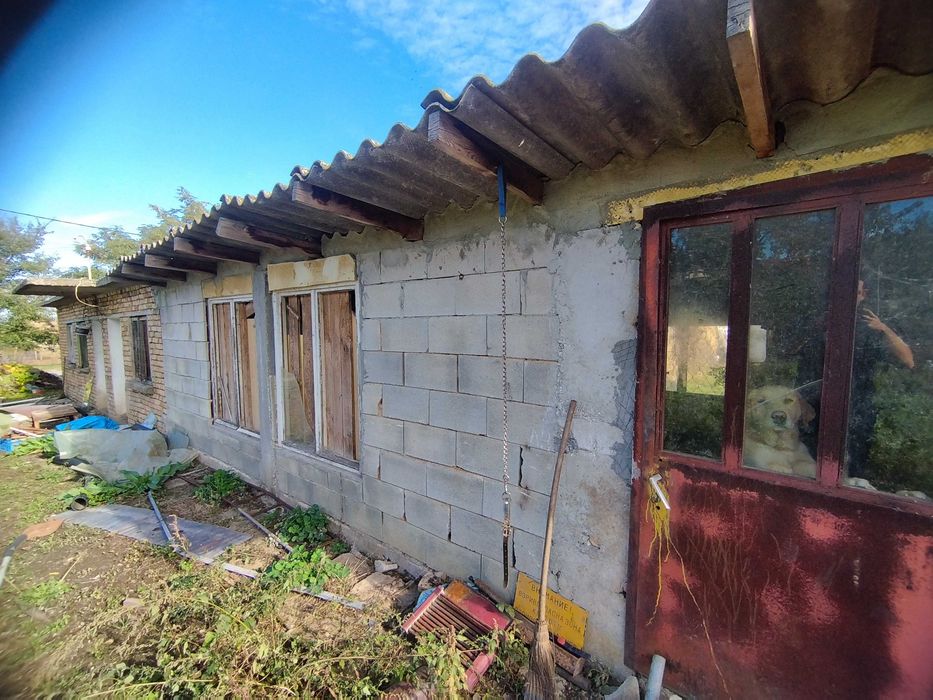 Къща с двор и гараж