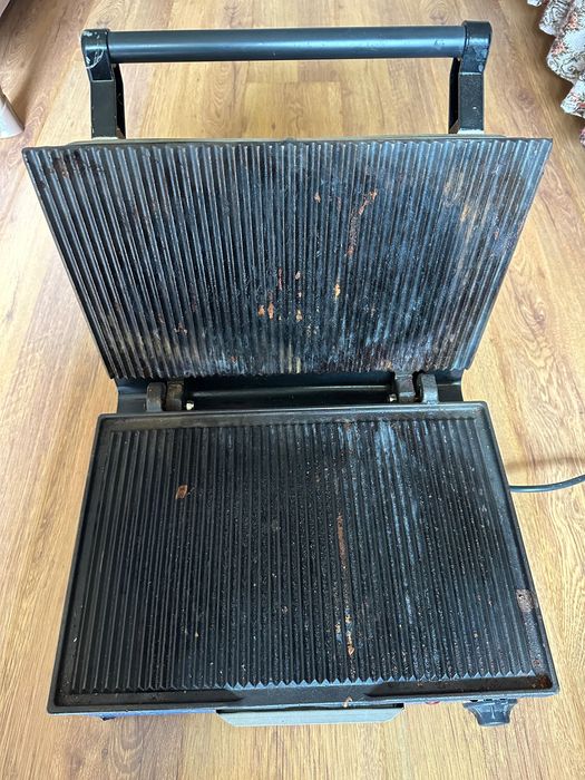 Професионален тостер грил с чугунени нагряващи плочи 220лв.