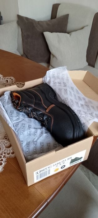 Продавам работни обувки номер 42 и чехли сабо номер 42