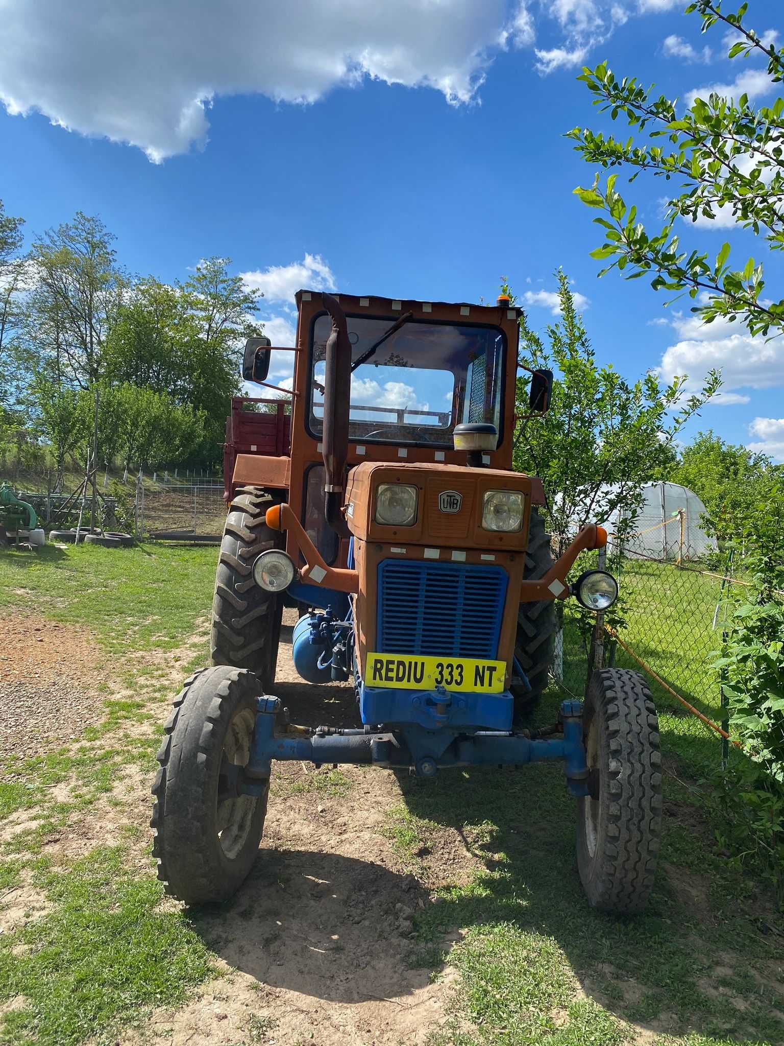 Vand sau schimb Tractor UTB+ remorca si urmatoarele utilaje :plug etc