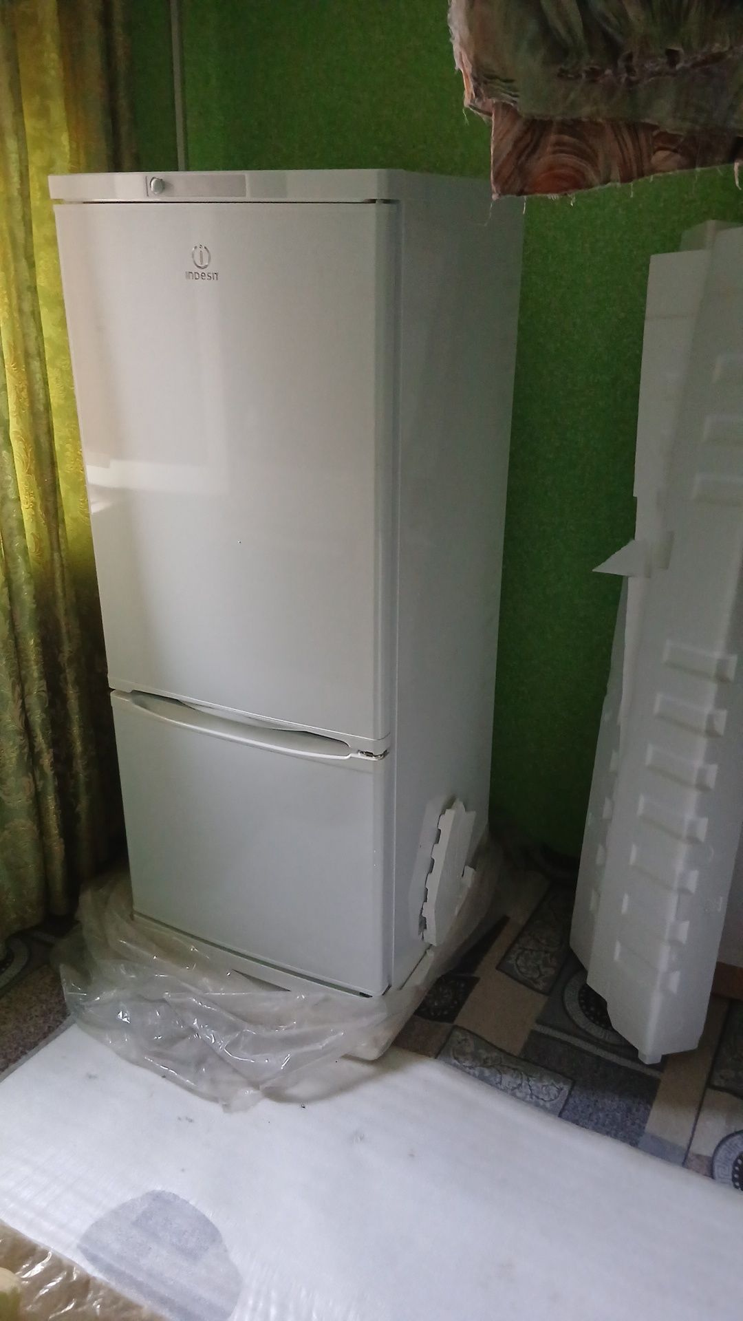 Indesit muzlatgich zudlik bilan sotiladi.