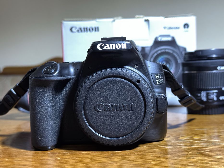 Canon EOS 250D si obiectiv 18-55mm