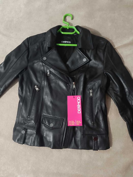 Продавам яке от естествена кожа DERIMOD
Якетото е чисто нов, с Етикет.