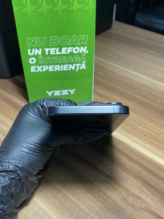 iPhone 15 Pro Max / 256 GB / Sănătate baterie 90% / Foarte bun