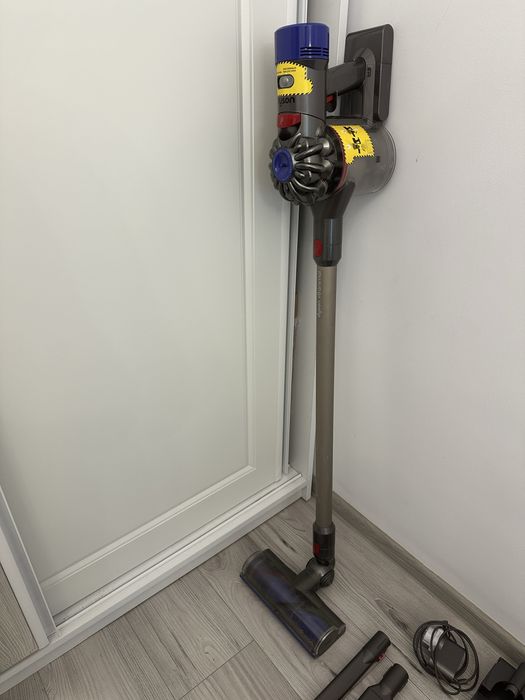 Dyson V8 Animal cu accesorii