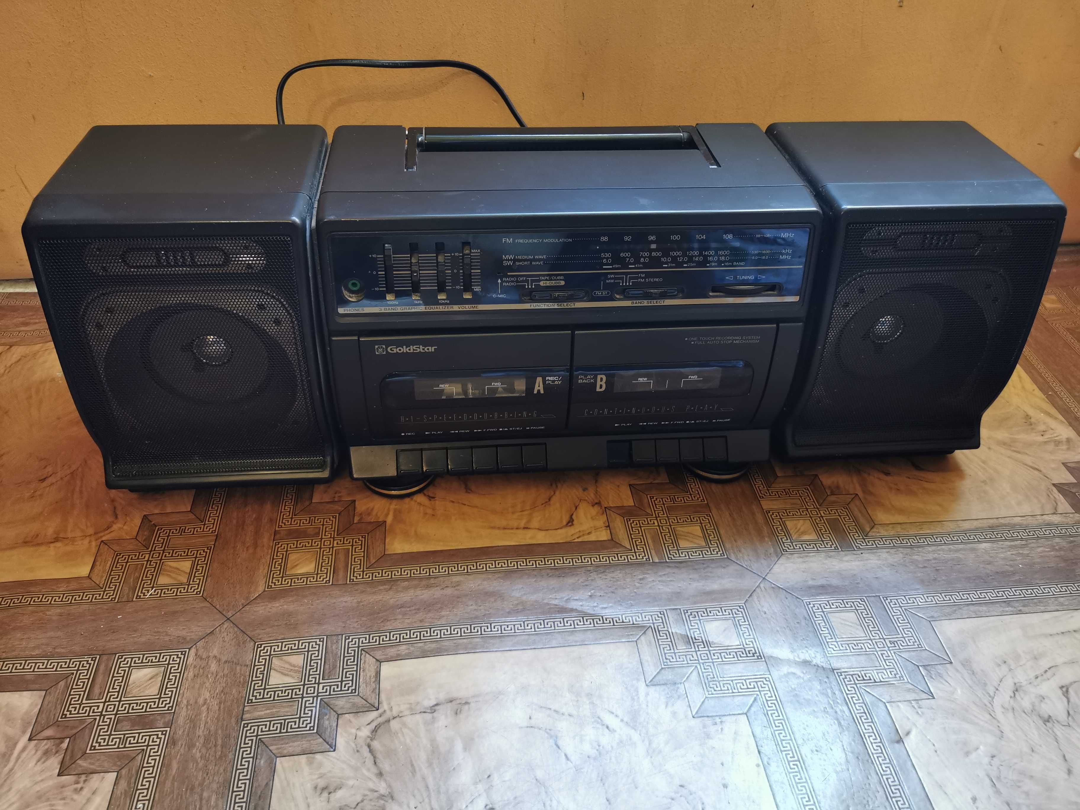 радио касетофон Goldstar TW-710S и Sharp  WQ-286  всичко си работи