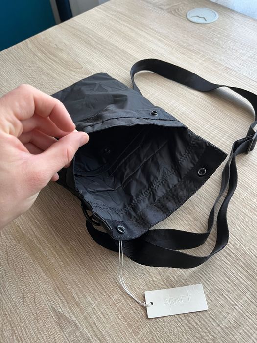 Чанта ARKET - черна