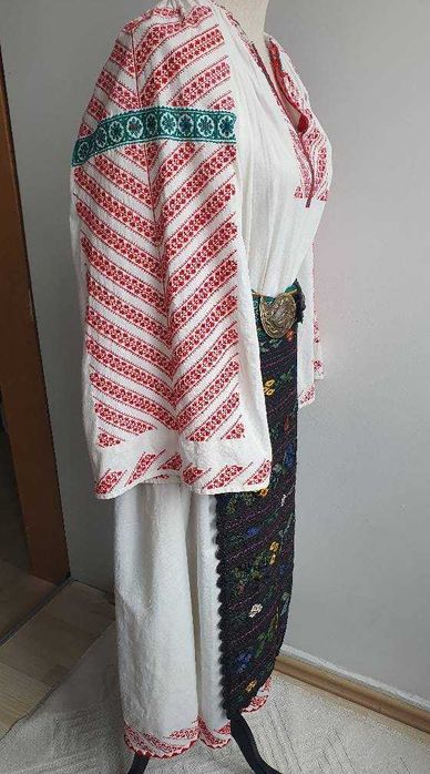 Costum popular (ie/camasa cu poala, catrinte, sorturi, fote, oprege)