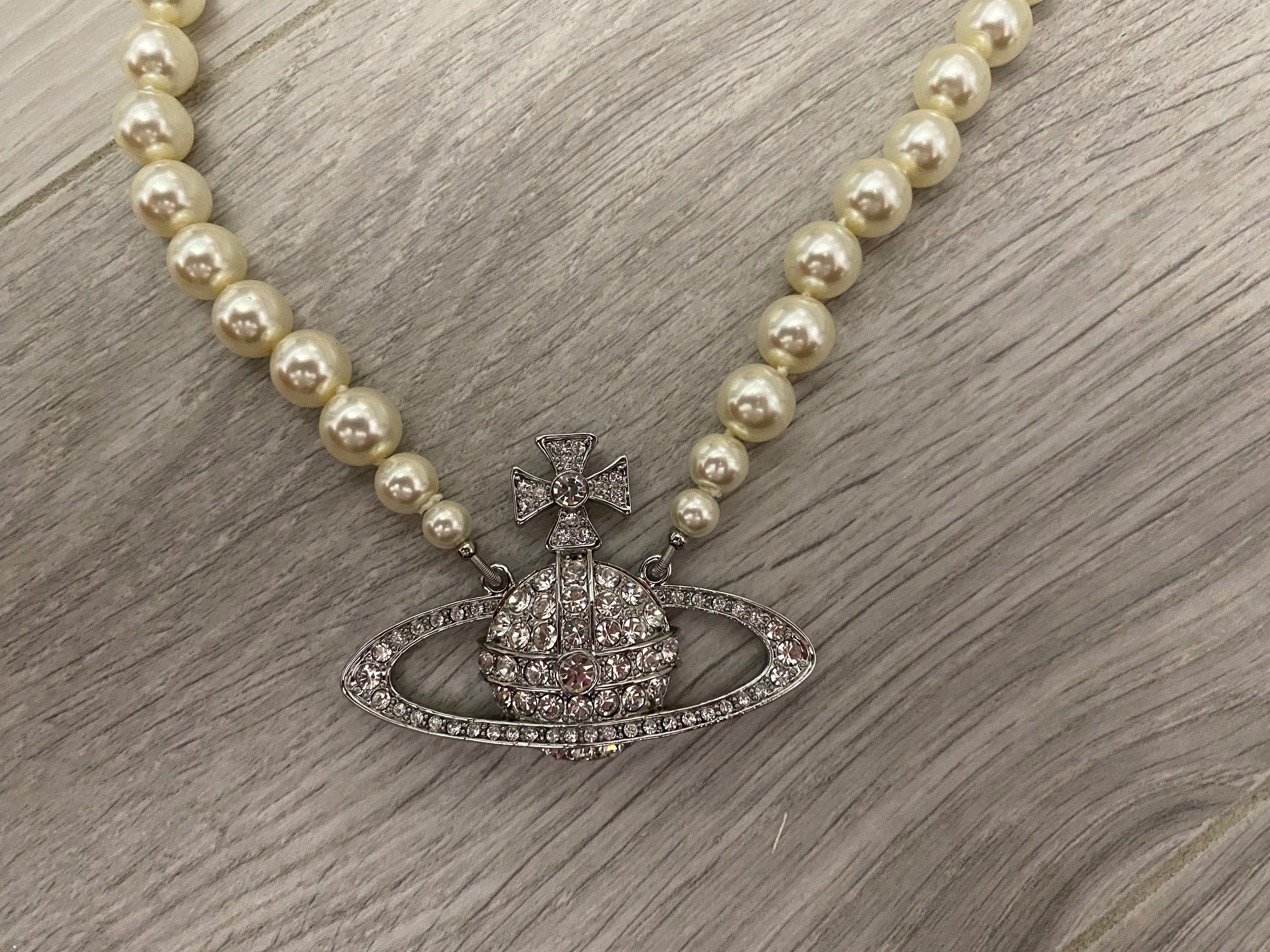 Colier Vivienne Westwood bas relief pearls big