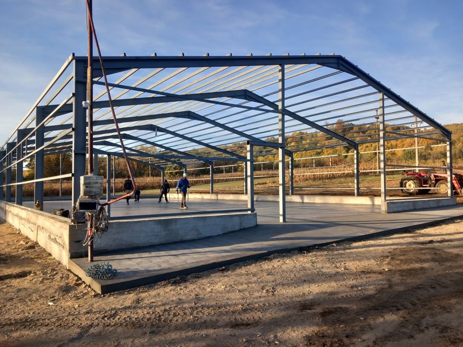 Vand hale metalice avem pe stoc asiguram transport si montaj rog serio