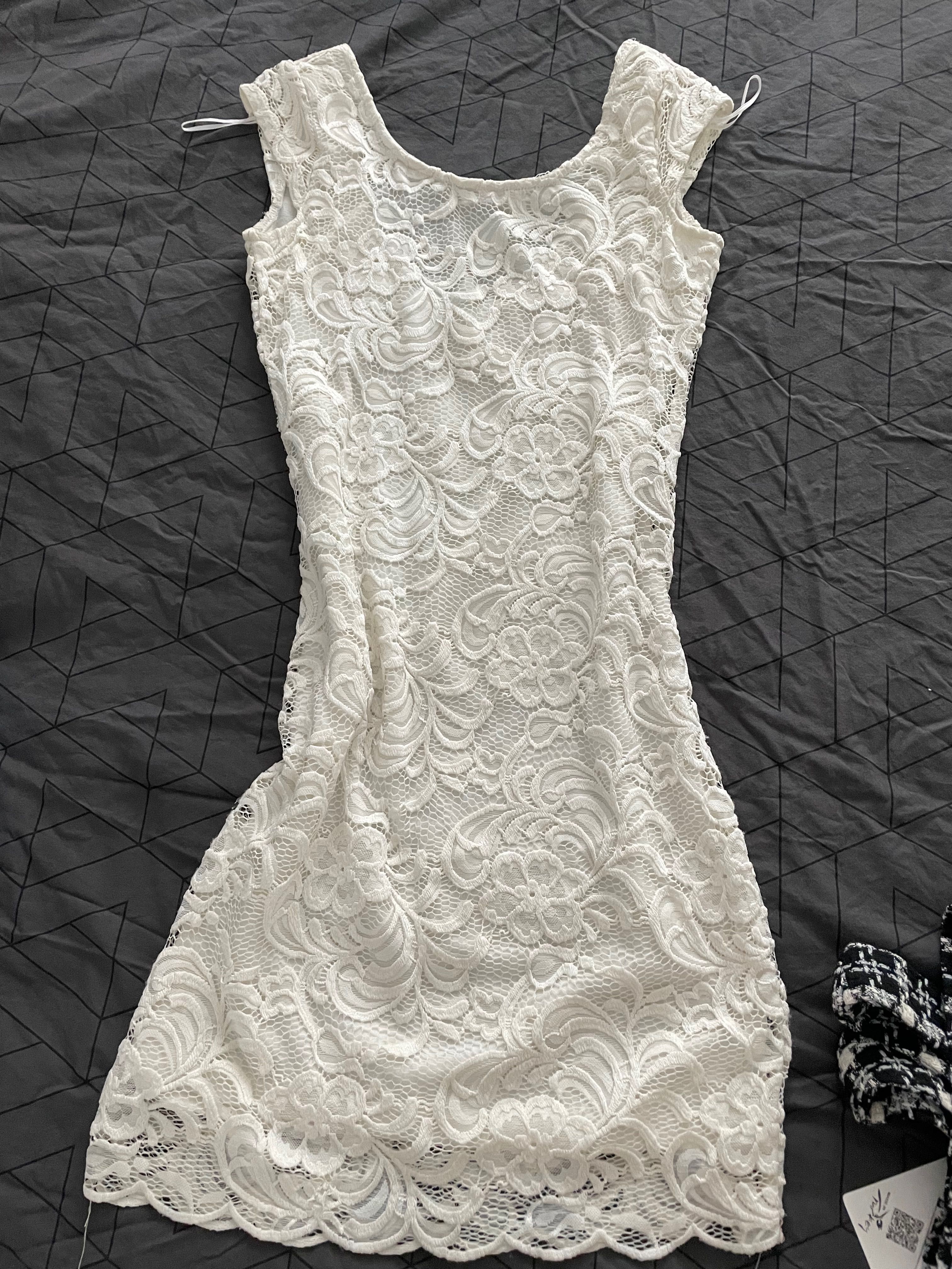 Бяла официална рокля