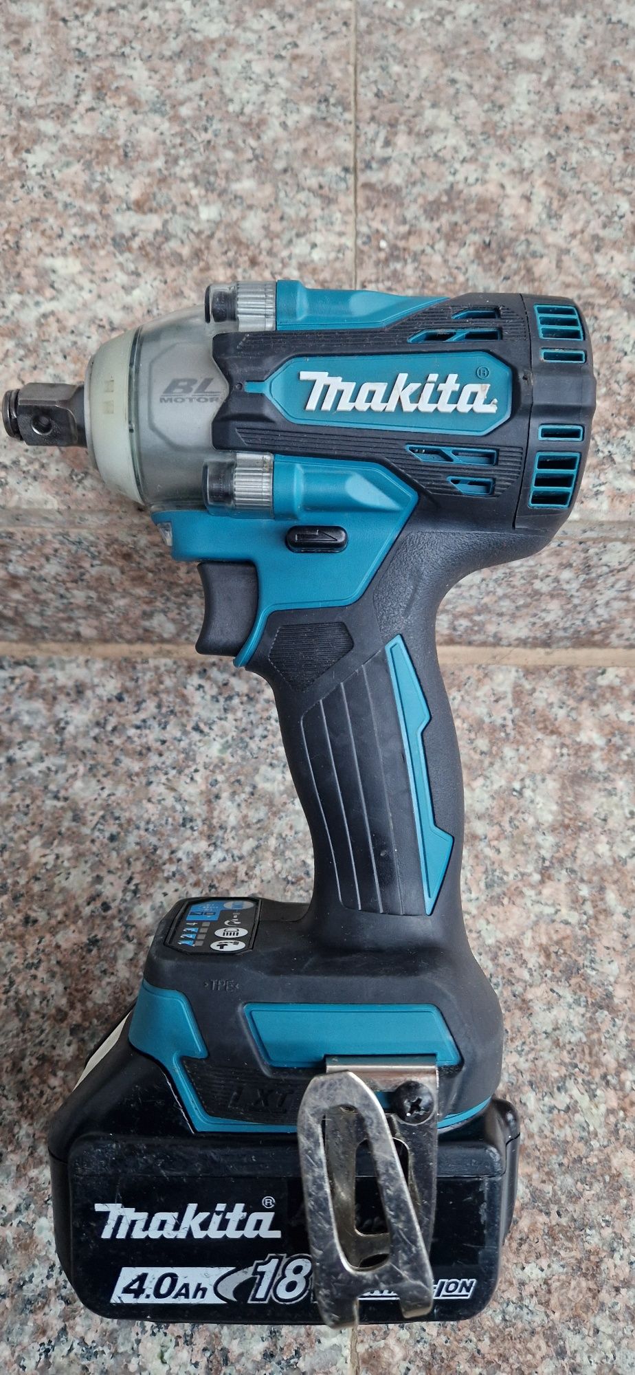 Makita pistol de impact pe acumulatori