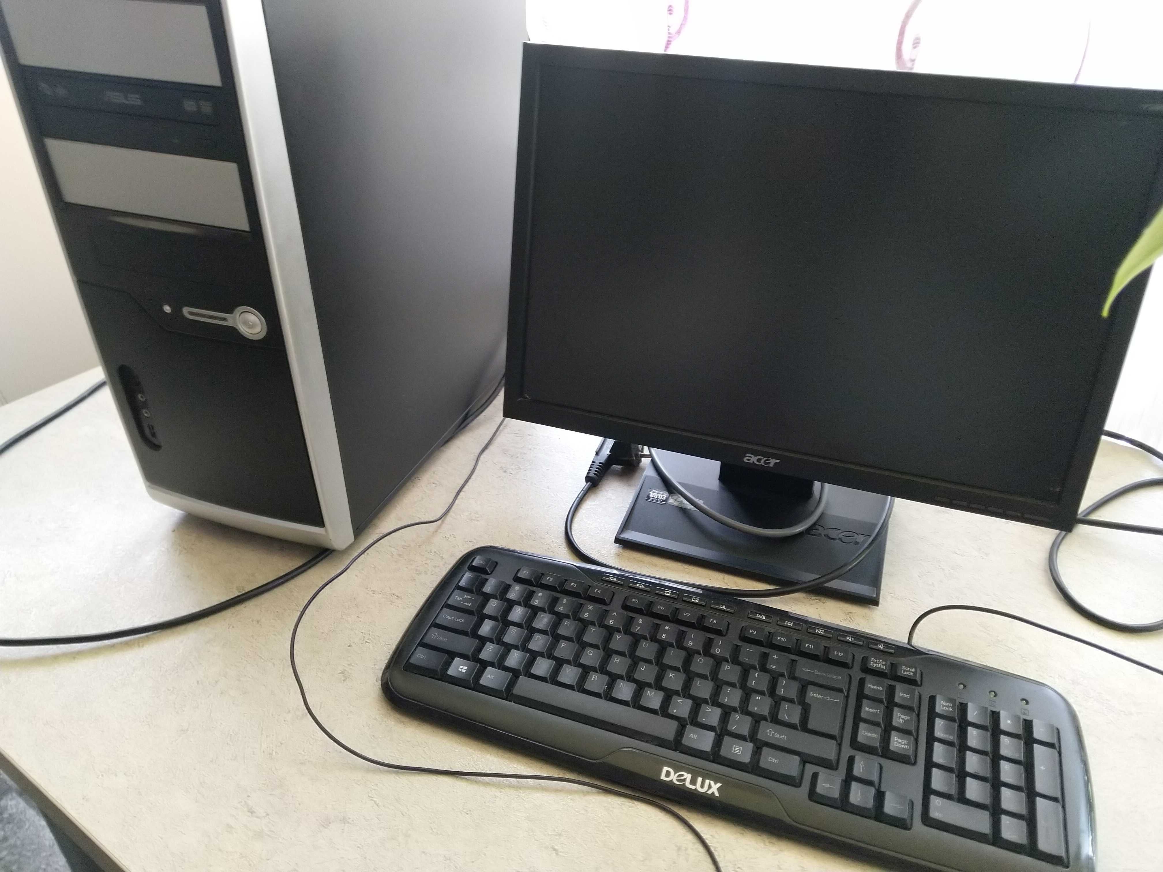 Vând unitate pc, monitor de 17 inch, tastatură și mouse