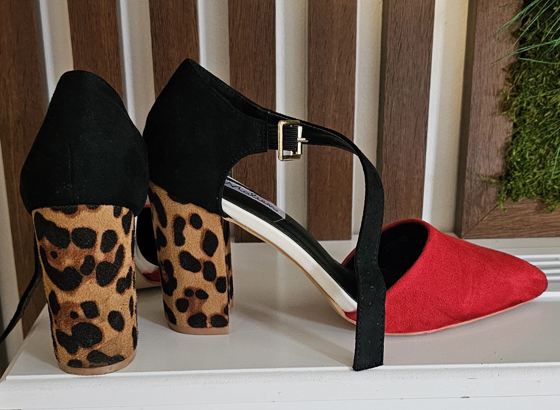 Pantofi rosi cu animal print