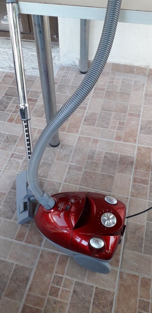 Aspirator cu saculet de gunoi